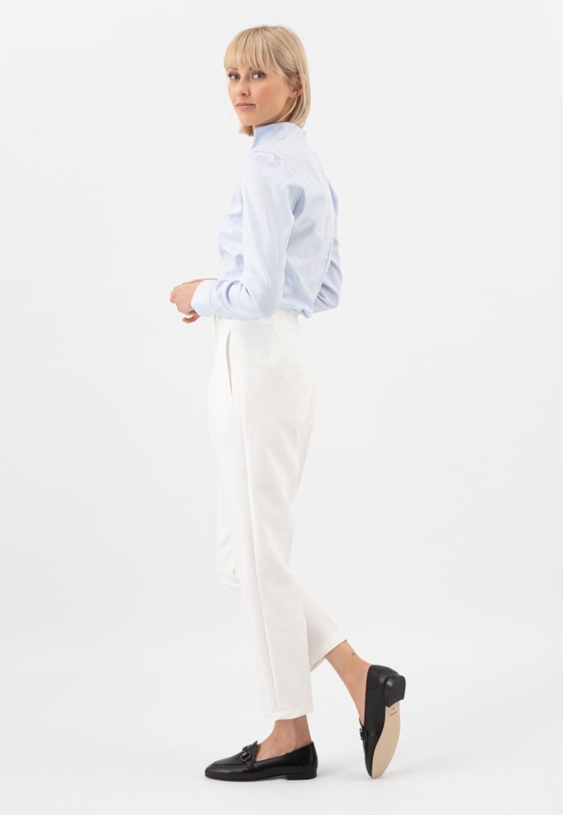 damska stylizacja do teatru z białymi spodniami i niebieską koszulą